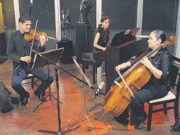 Diego Rojas, Azalea Beltrán y Yalissa Cruz conforman el trío Catársis.  /