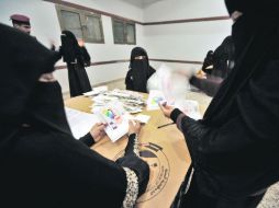 Autoridades electorales cuentan los sufragios en un puesto de votación. EFE  /