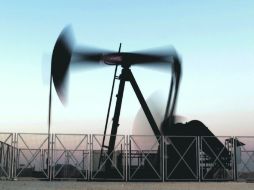 Una bomba de petróleo trabaja en Sahkir, en Bahréin. AP  /