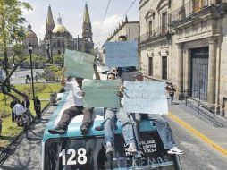 Trabajadores del volante, en la protesta de ayer, afuera del Congreso local.  /