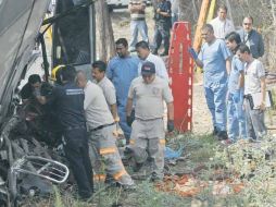 Elementos del Cuerpo de Bomberos y personal médico trabajan en el rescate de heridos en el lugar del percance.  /