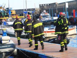 Los bomberos trabajan en las tareas de recuperación en el crucero Costa Concordia, que naufragó el pasado día 13 de enero. EFE  /