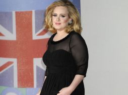 En tanto la cantante agradecía por los premios, el actor James Corden la interrumpió para que terminara, acto que ofendió a Adele. AP  /