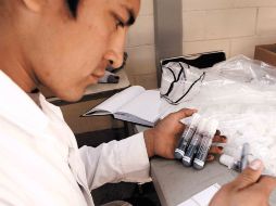 En instalaciones del IPN se elabora el líquido que será usado en la elección presidencial. EL UNIVERSAL  /