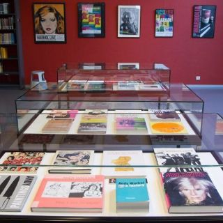 Exhiben en NY obras inéditas de Andy Warhol a 25 años de su muerte