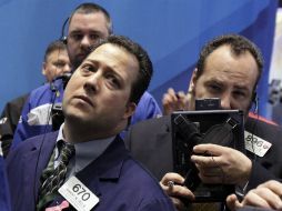 La bolsa cerró con esos retrocesos luego de aumentar las dudas sobre la situación de la economía de la zona euro. AP  /