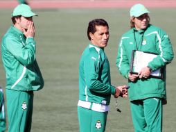 El cuerpo técnico del Santos, con Benjamín Galindo (centro) trabaja preparando el duelo del próximo domingo. MEXSPORT  /