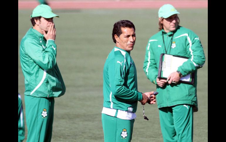 El cuerpo técnico del Santos, con Benjamín Galindo (centro) trabaja preparando el duelo del próximo domingo. MEXSPORT  /