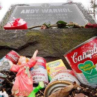 Warhol sería adicto a Twitter y Facebook