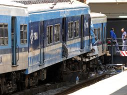 Unos de los vagones se incrustó casi seis metros en el que tenía delante. AFP  /