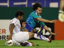 Omar Arellano (d), de Chivas, disputa el balón con Sebastián Domínguez, de Vélez. AP  /