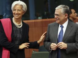 El primer ministro griego, Lucas Papademos, charla con la directora gerente del FMI, Christine Lagarde. EFE  /
