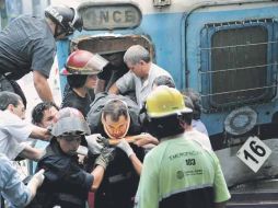 Socorristas sacan de uno de los vagones a un pasajero lastimado, después del choque de trenes en la estación bonaerense Once. REUTERS  /