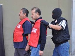 En la imagen, el custodio de nombre Víctor Romero junto con el director del penal, Gerónimo Miguel Andrés Martínez. EL UNIVERSAL  /