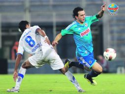 El atacante de Chivas, Omar Arellano, escapa a la marcación del mediocampista de Vélez, Augusto Fernández. AFP  /