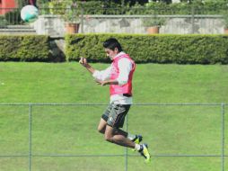 El atacante Sergio Santana ejecuta un remate con la cabeza durante la práctica rojinegra.  /