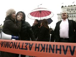 Empleados de la Agencia de Vivienda Social  se manifiestan, la institución será cerrada como parte de los recortes. EFE  /