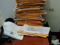 Imagen de los papales mojados dentro de las oficinas de la dependencia debido a las goteras que tiene el edificio.  /