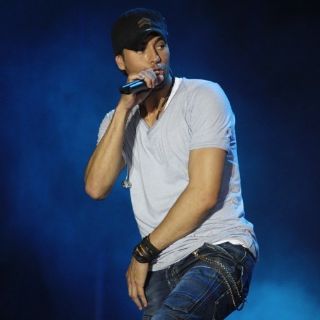 Enrique Iglesias recuerda a Whitney Houston en Veracruz