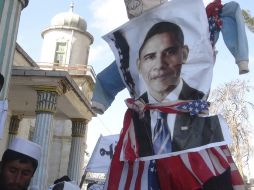Un manifestante sostiene una efigie del presidente estadounidense Barack Obama durante una protesta contra la quema del Coran. EFE  /