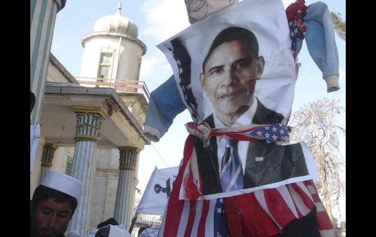 Un manifestante sostiene una efigie del presidente estadounidense Barack Obama durante una protesta contra la quema del Coran. EFE  /