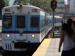 Aún con la consternación por el peor accidente ferroviario en Argentina, usuarios de trenes intentan recuperar la normalidad. EFE  /