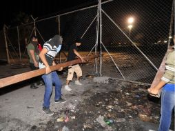 Familiares de los 44 presos muertos en el penal de Apodaca, se manifestaron a las afueras del centro el martes 21 de febrero. EFE  /