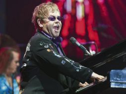 • Elton John hoy en el Estadio Omnilife. AP  /