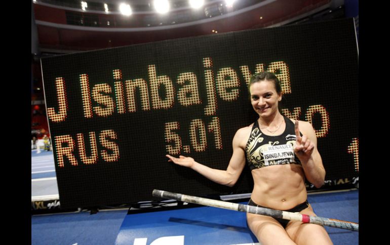 Yelena Isinbayeva posa junta a su nueva marca mundial. EFE  /