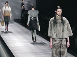 La firma italiana Fendi presentó ayer su propuesta para la temporada otoño-invierno. REUTERS  /