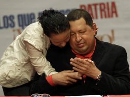 El presidente de Venezuela Hugo Chávez con su hija Rosa en una emotiva despedida antes de su viaje a Cuba. AP  /