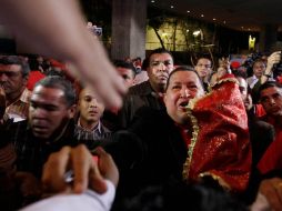 Seguidores saludan al presidente de Venezuela, Hugo Chávez, quien anunció que será operado la próxima semana en Cuba. AP  /