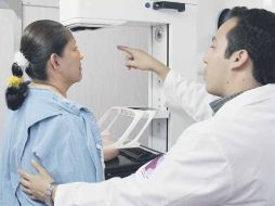 Oncólogos y cirujanos evalúan a mujeres afiliadas al Seguro Popular que serán incluidas en el programa.  /