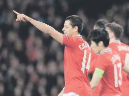 ''Chicharito'' es felicitado por sus compañeros tras anotar al minuto seis. MEXSPORT  /