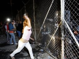 Afuera del reclusorio, familiares de los prisioneros también usaban piedras para confrontar a fuerzas del orden. AFP  /
