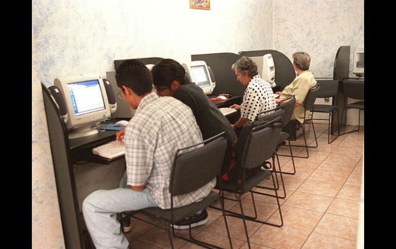 El programa Es fácil, es gratis, con ayuda y por internet tiene como objetivo abatir el rezago educativo en Jalisco. ARCHIVO  /