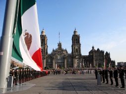 En la ceremonia por el Día de la Bandera, Felipe Calderón afirmó que respetara los resultados de las elecciones de julio. ESPECIAL  /