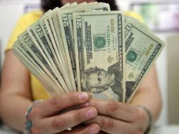 La moneda estadounidense avanza cuatro centavos respecto al cierreprevio.  /