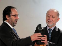 El ministro de Cultura en Perú, recibe una pieza arqueológica peruana de manos del secretario de Cultura argentino. EFE  /