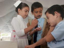 Personal del IMSS buscan transmitir a los niños la importancia de la aplicación de  vacunas. ARCHIVO  /