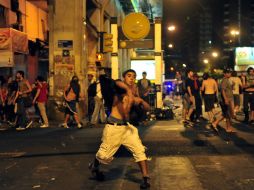 Jóvenes protestan en la estación Once cuando indignados iniciaron los incidentes por la demora en encontrar a la víctima número 51. EFE  /