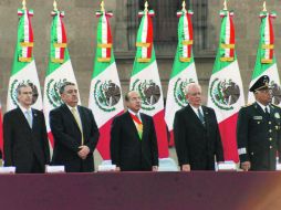 El Presidente Felipe Calderón encabeza la ceremonia del Día de la Bandera en la Plaza de la Constitución. NTX  /