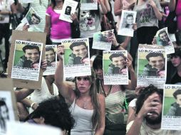 Luego de dos días de buscar a Lucas Menghini, aparece su cuerpo en el vagón 4 del tren que chocó el miércoles en Buenos Aires. AP  /