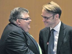 El gobernador de Banxico, Agustín Carstens (izq.), hace el llamado a los gobiernos a apoyar a las naciones en complicaciones. REUTERS  /