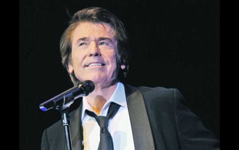 El intérprete se resiste a creer que Vicente Fernández abandone los escenarios, pues para él debería cantar “hasta siempre”.  /