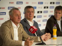 Jorge Carlos Vergara (centro) habló de la temporalidad de la relación con Cruyff (izq.) y del cargo que tendrá en Chivas  /