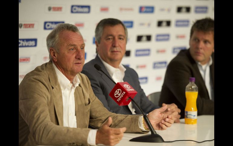Jorge Carlos Vergara (centro) habló de la temporalidad de la relación con Cruyff (izq.) y del cargo que tendrá en Chivas  /
