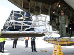 Soldado de las fuerzas españolas descarga las 17 toneladas que llegan a Madrid. AFP  /