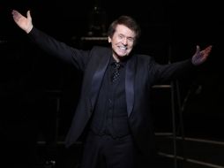 Raphael no dudó en cantar a capela el tema 'Tú volverás'. NOTIMEX  /