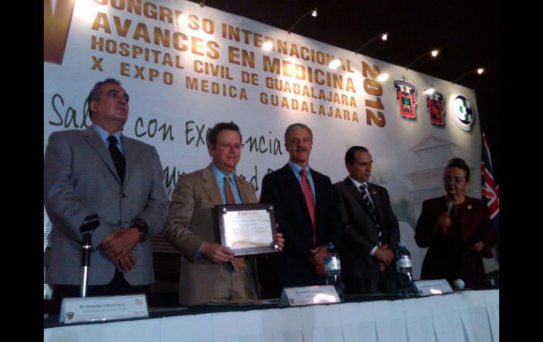 Autoridades del Hospital Civil de Guadalajara entregan reconocimiento al ponente, tras su conferencia sobre la inseguridad alimentaria.  /